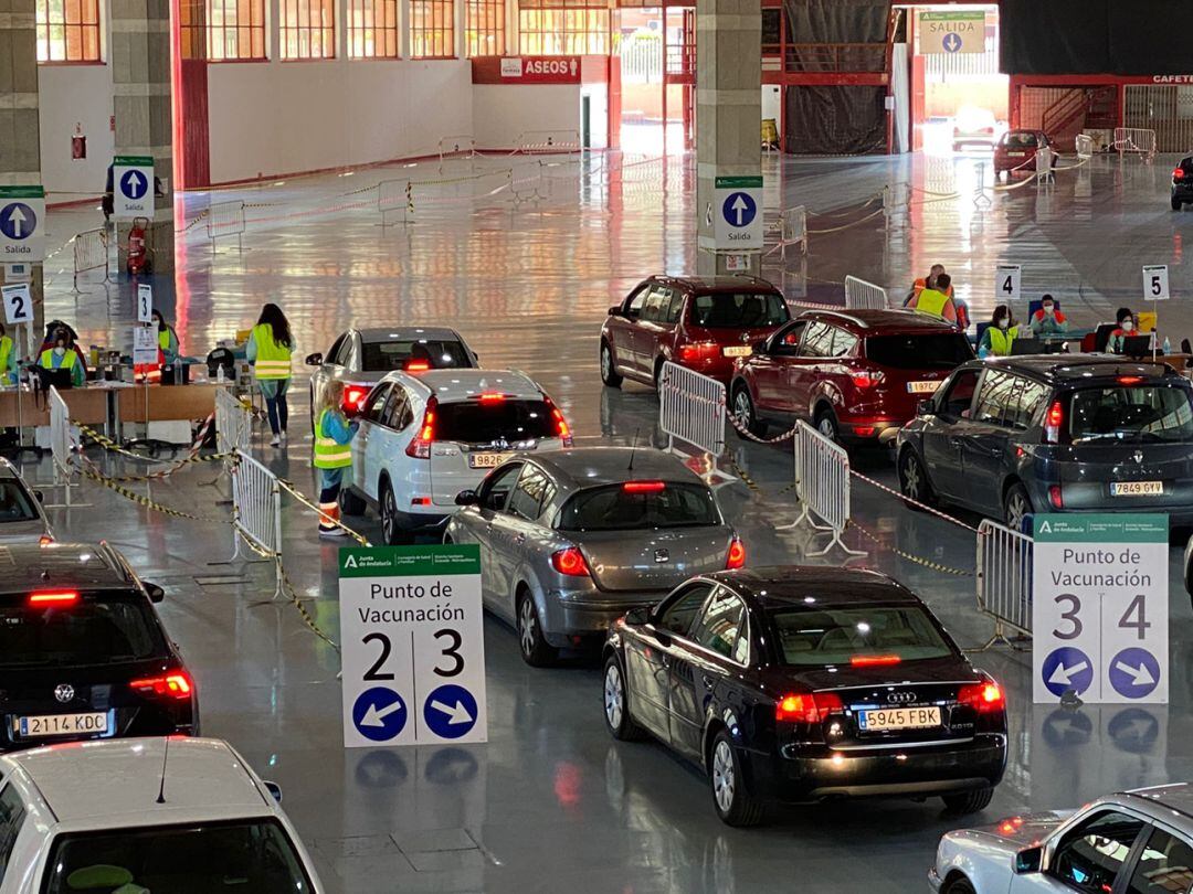 Vacunación masiva contra la covid en las instalaciones de la Feria de Muestras de Armilla-Granada (FERMASA)