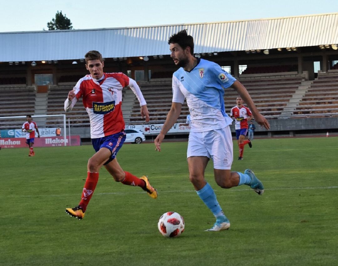 Santi Gegunde conduce el balón en el partido ante el Arosa