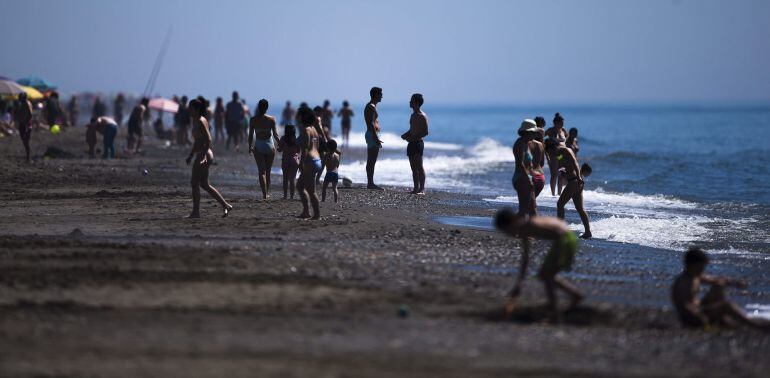 Numerosas personas disfrutan del buen tiempo y del mar en la playa del Rincón de la Victoria (Málaga) durante la jornada del Martes Santo. EFE/Jorge Zapata