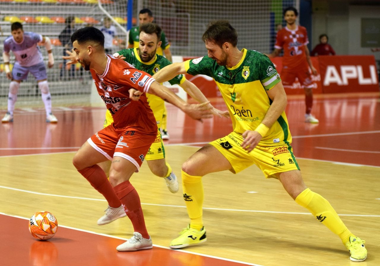 Waltinho pugna con Alan Brandi en el partido de la primera vuelta