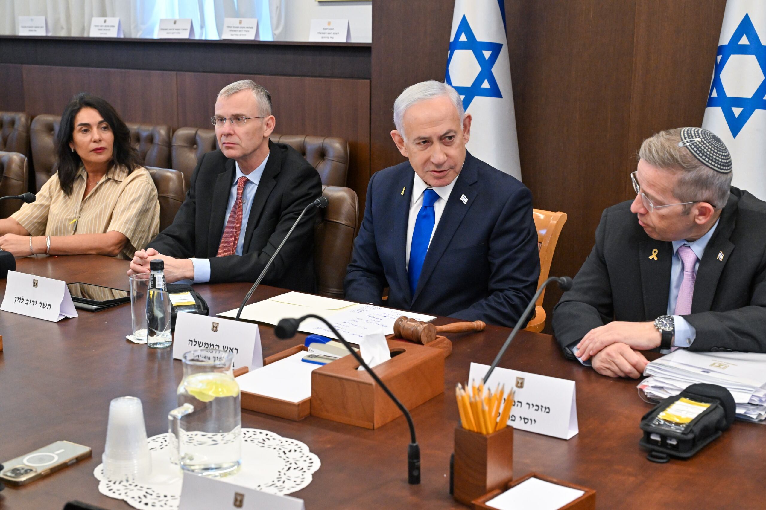 JERUSALÉN (ISRAEL), 26/10/2025.- El primer ministro israelí Netanyahu (2d) al inicio de la reunión de su gabinete este domingo. El Gobierno israelí informó este domingo al Tribunal Supremo que reexaminará el veto impuesto en octubre de 2023 a la entrada independiente de la prensa internacional e israelí a la Franja de Gaza, el cual sigue manteniendo más de dos años después y pese al alto el fuego. EFE/Gobierno israelí / - SOLO USO EDITORIAL/SOLO DISPONIBLE PARA ILUSTRAR LA NOTICIA QUE ACOMPAÑA (CRÉDITO OBLIGATORIO)
