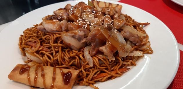 Pollo teriyaki con fideos en Aku Japanese Food