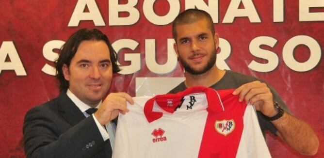 Rubén posa con la camiseta del Rayo junto al presidente del club Raúl Martín Presas