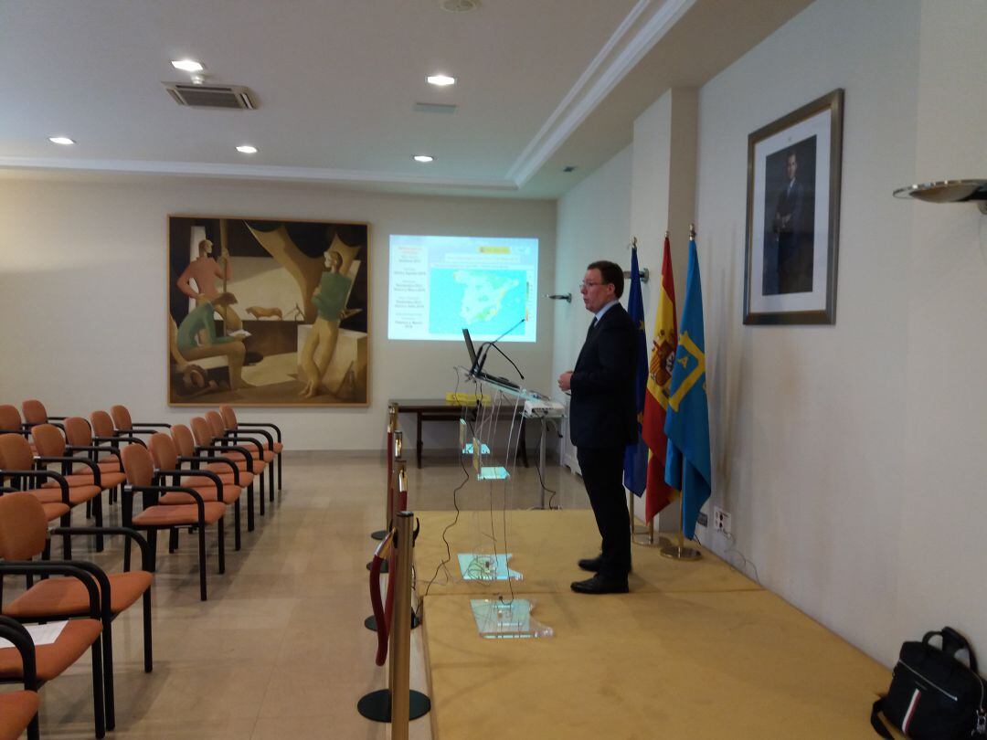 El delegado en Asturias de la AEMET, Angel Gómez presenta las previsiones para el otoño