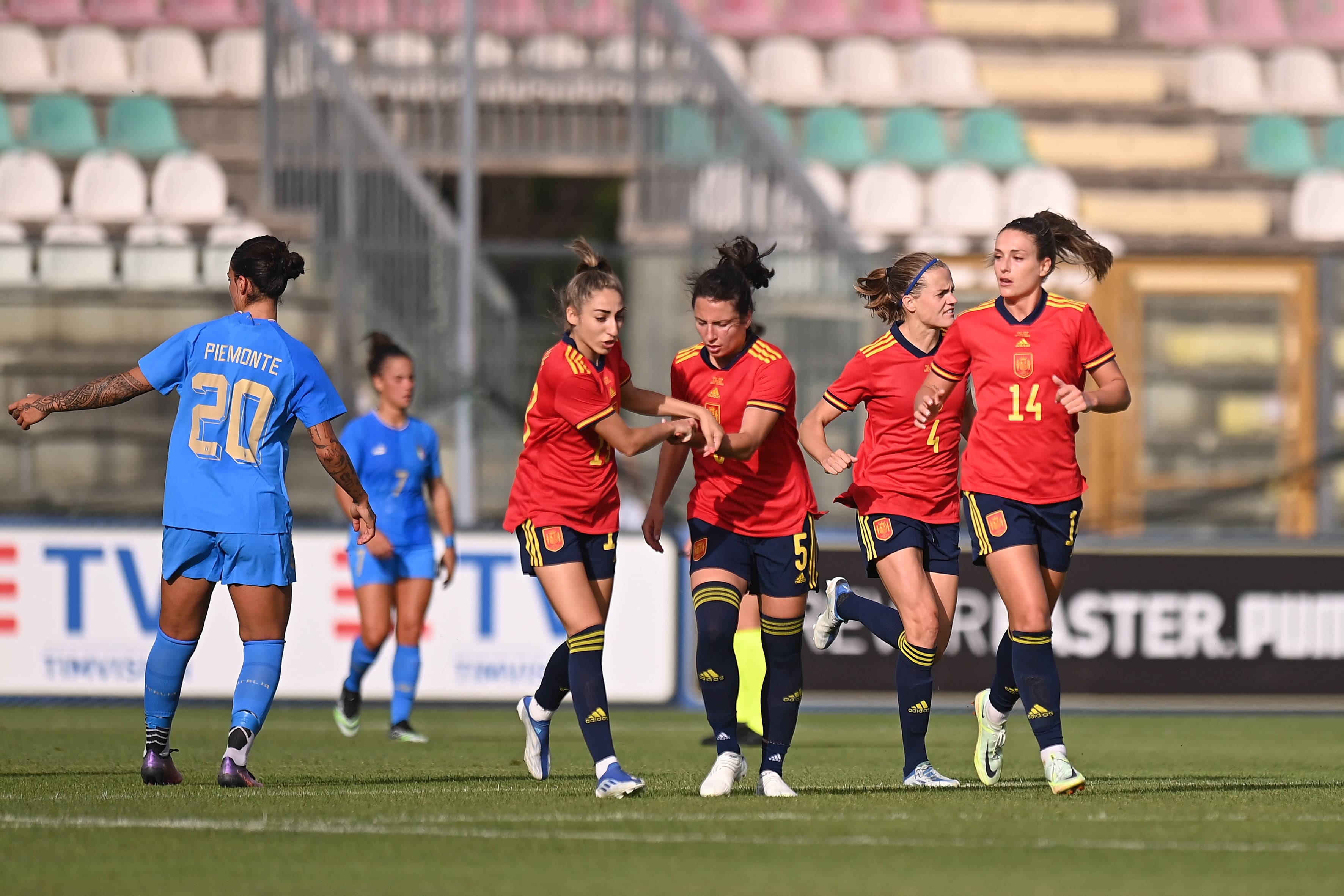 Alexia Putellas celebra con la Selección el empate ante Italia