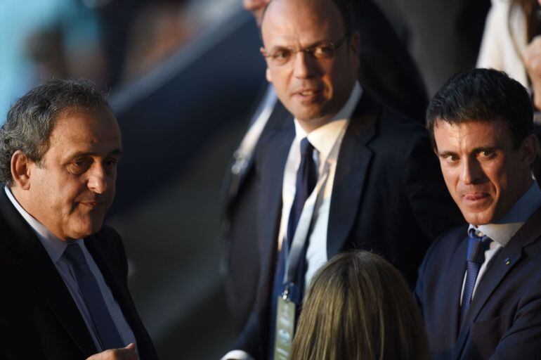 El Primer Ministro francés, Manuel Valls, junto al presidente de la UEFA, Michel Platini, momentos antes de la final de la Champions.