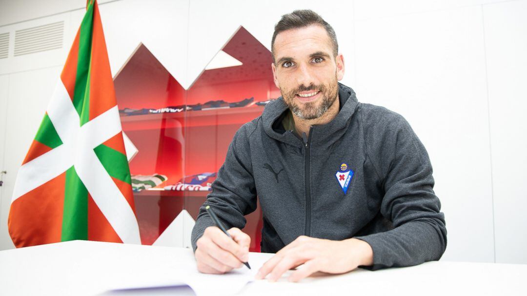 Arbilla posa tras renovar su contrato hasta 2021