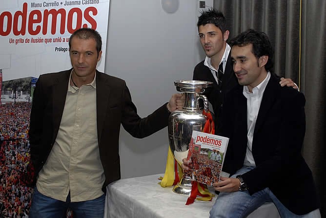 Manu, Villa y Juanma, con la Eurocopa que ganó España