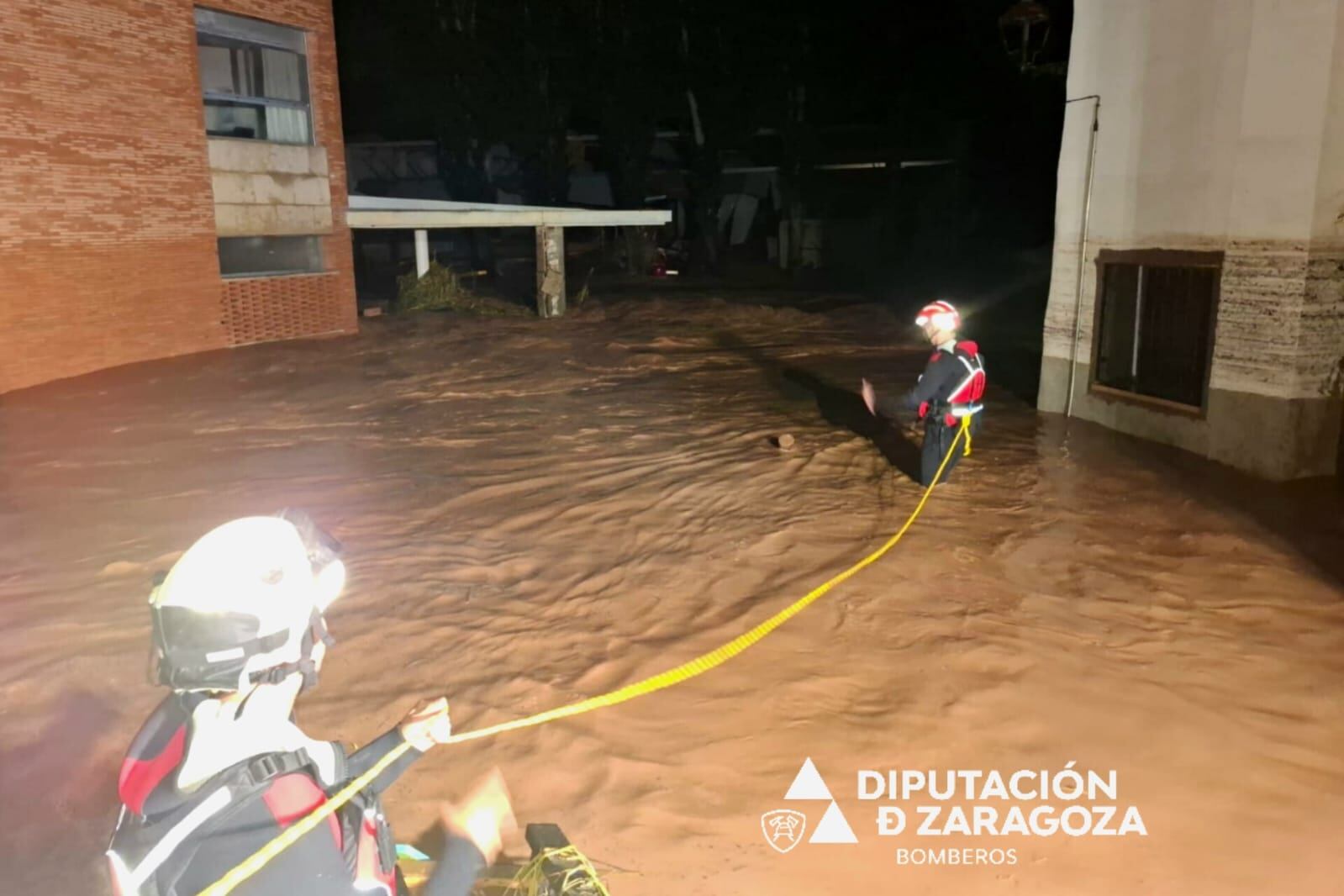Rescate de los bomberos de la Diputación de Zaragoza en el centro de salud de Azuara (Rescatadas 19 personas aisladas por las inundaciones y fuertes tormentas en Azuara y Letux (Zaragoza)