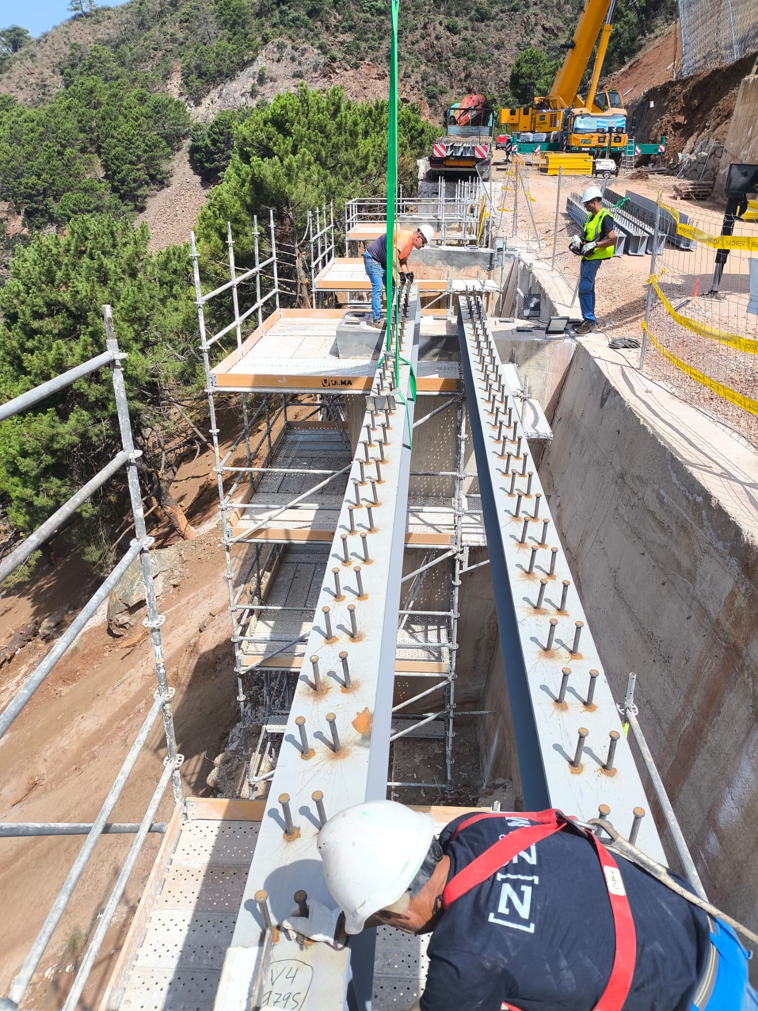 Instalación de las primeras vigas metálicas que sustentarán el nuevo tablero del viaducto
