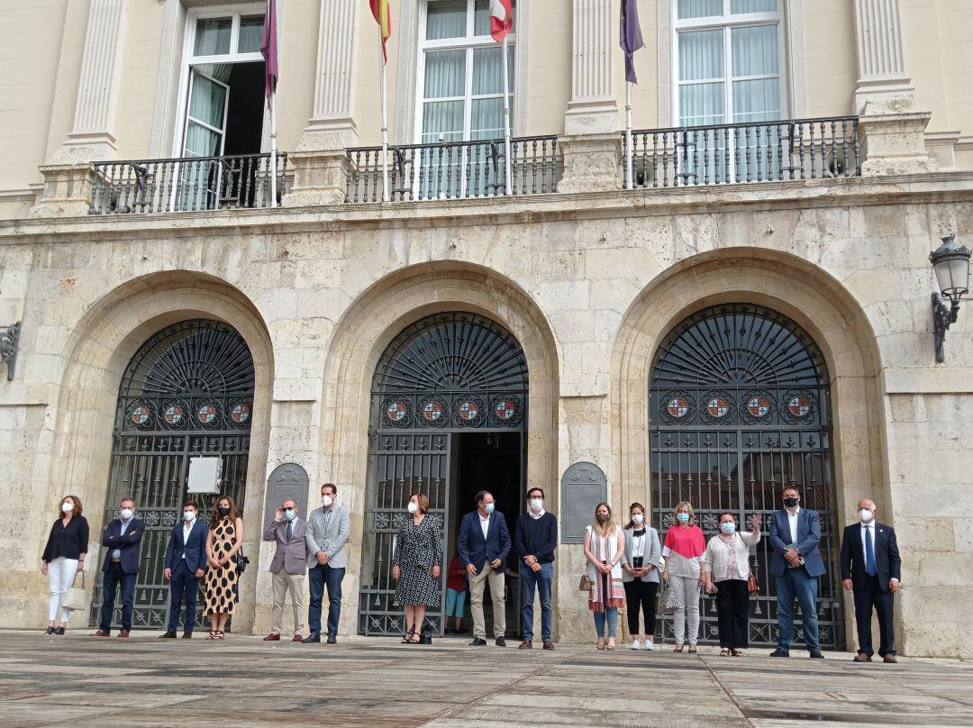 Imagen del minuto de silencio que se ha guardado a las puertas del Ayuntamiento 