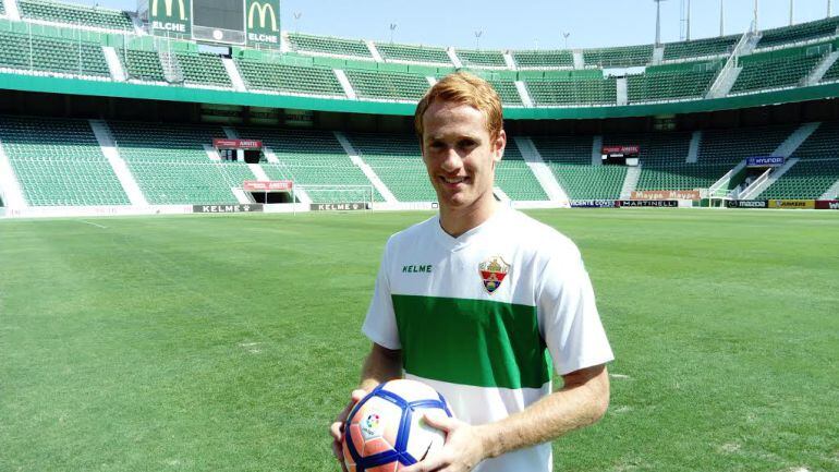 El jugador del Elche C.F. Álex Fernández en el Martínez Valero