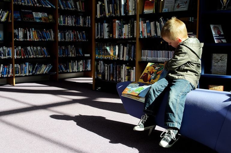 Niño en una Biblioteca