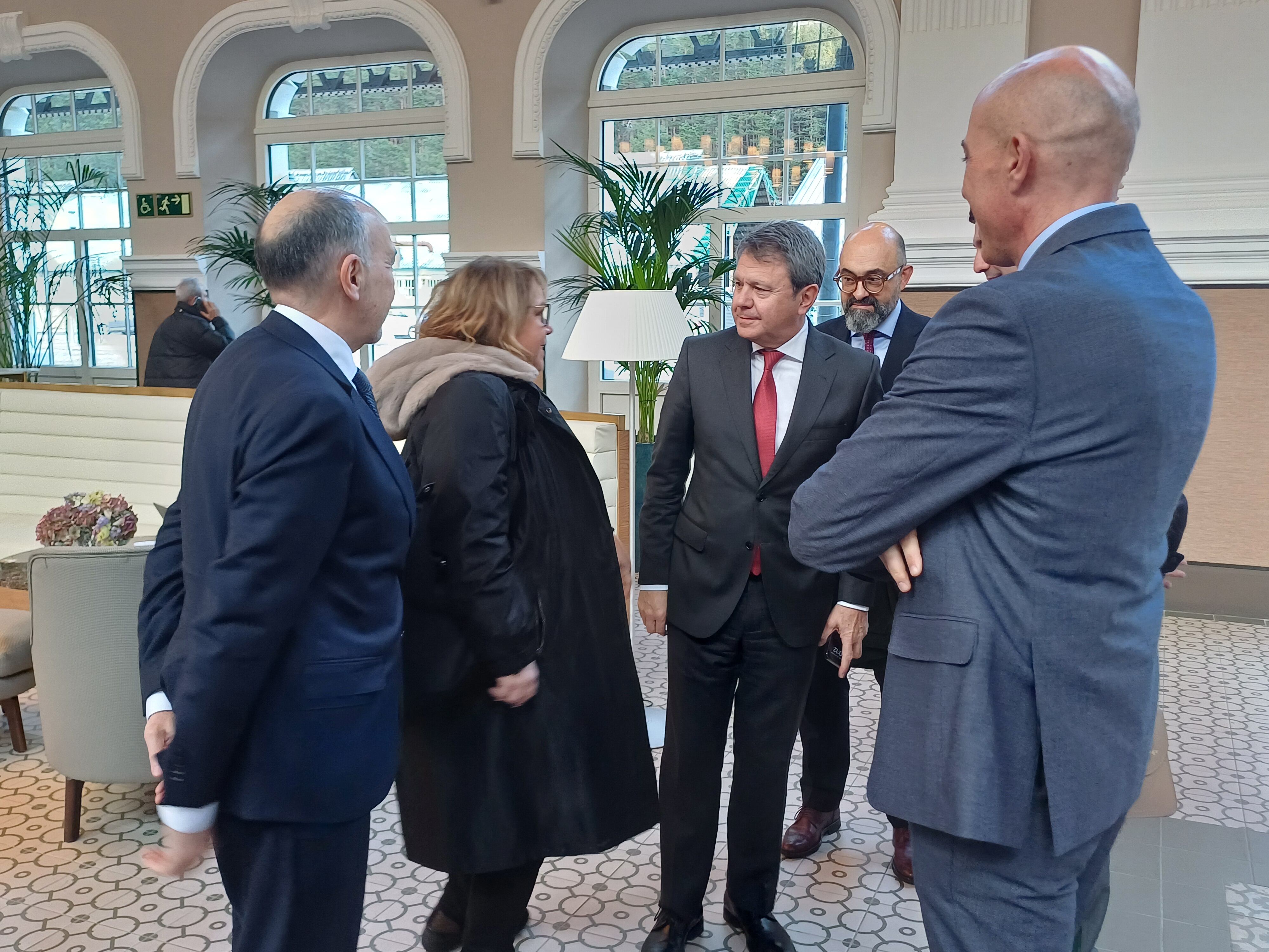 El secretario de Estado, junto al delegado del gobierno en Aragón y la eurodiputada aragonesa Rosa Serrano, este miércoles en Canfranc