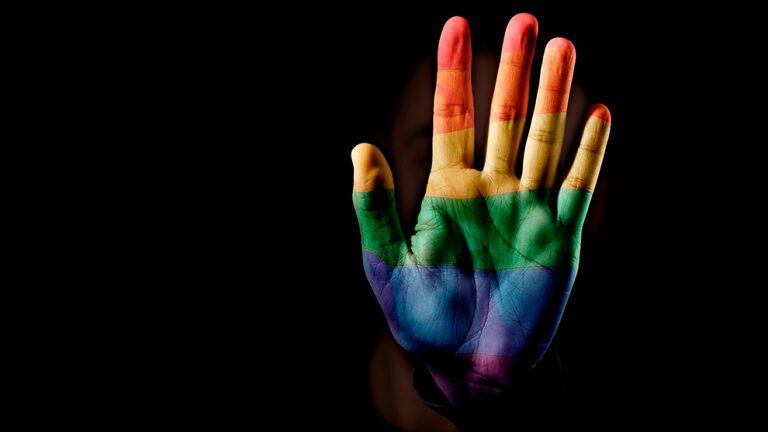 El convenio con el Colegio de Psicología atenderá a hombres del colectivo LGTBI que sufran violencias.