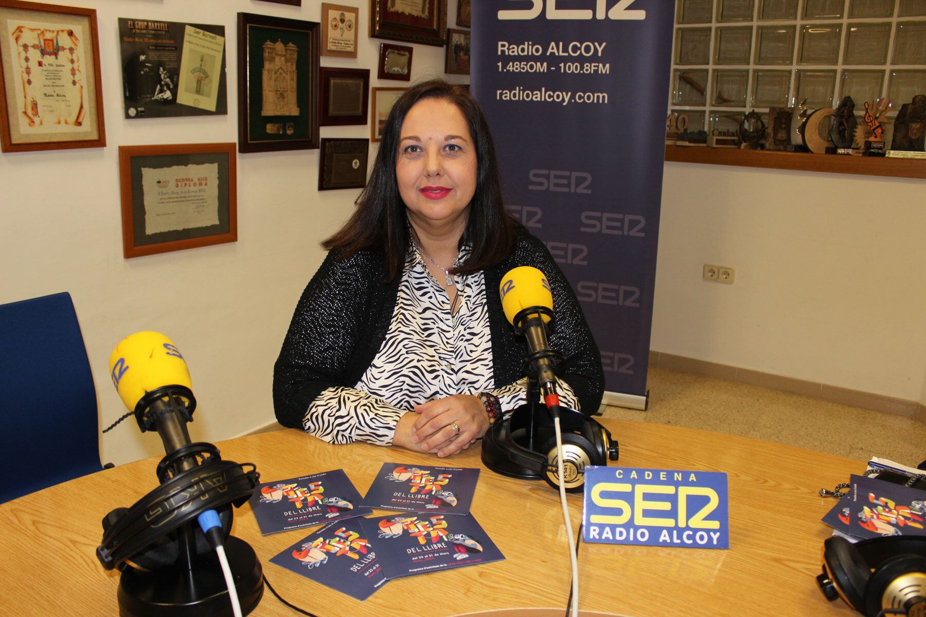 Xelo Cascant, regidora de Cultura de Muro, en l'estudi central de Radio Alcoy