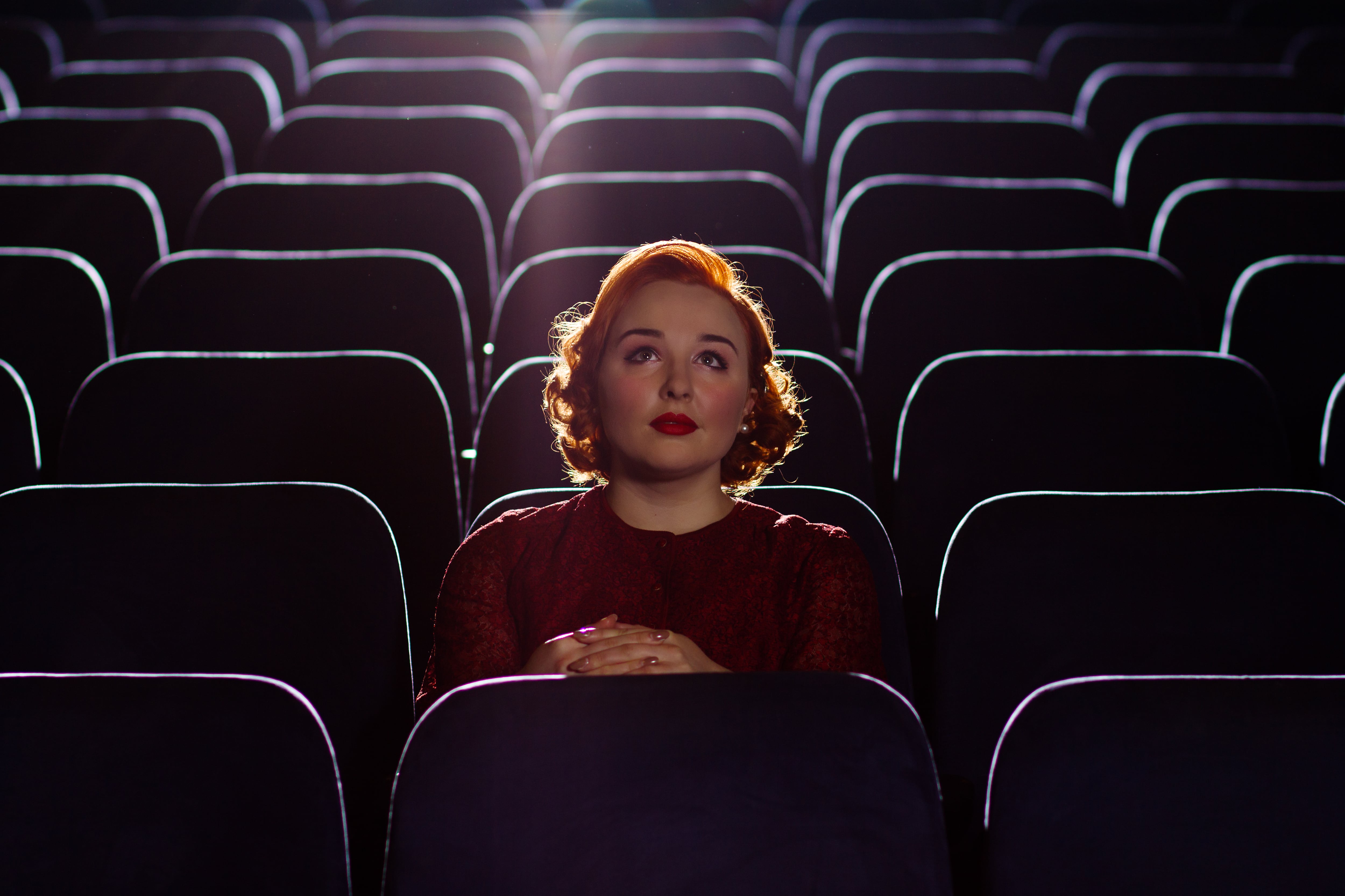 Una mujer en una sala de cine