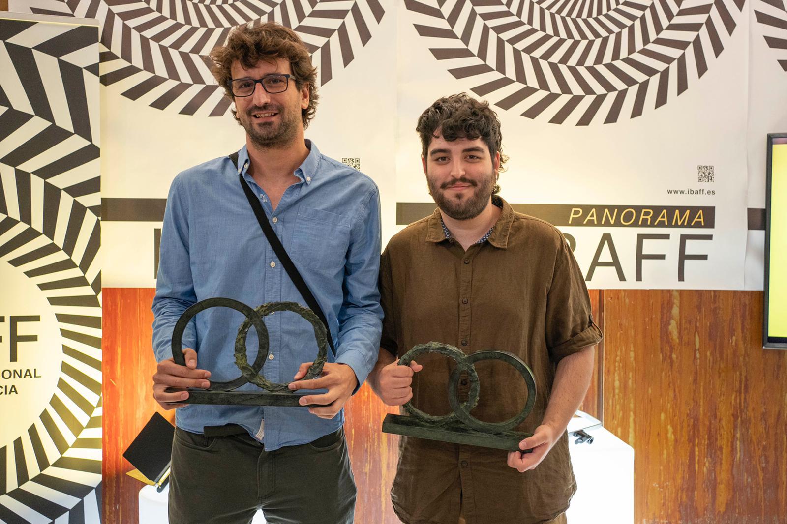 Gonzalo Ballester (de azul), ganador del Panorama IBAFF Murcia con su cortometraje Karim y Paolo Natale, ganador del Premio a Mejor Cortometraje con Día de nieve