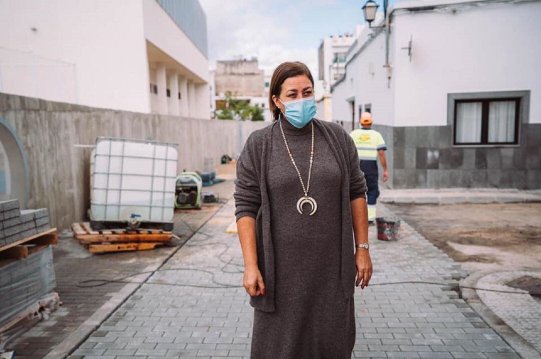 La alcaldesa de Arrecife, Ástrid Pérez, visitando las obras de la calle El Daute junto el CEIP La Destila.