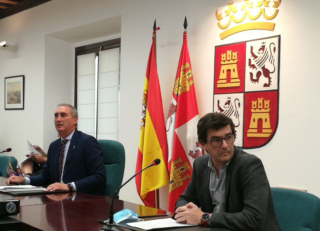 José Mazarías junto al gerente de asistencia sanitaria de Segovia Jorge Elizaga durante la comparencia ante los medios en la Delegación Territorial de la Junta en Segovia
