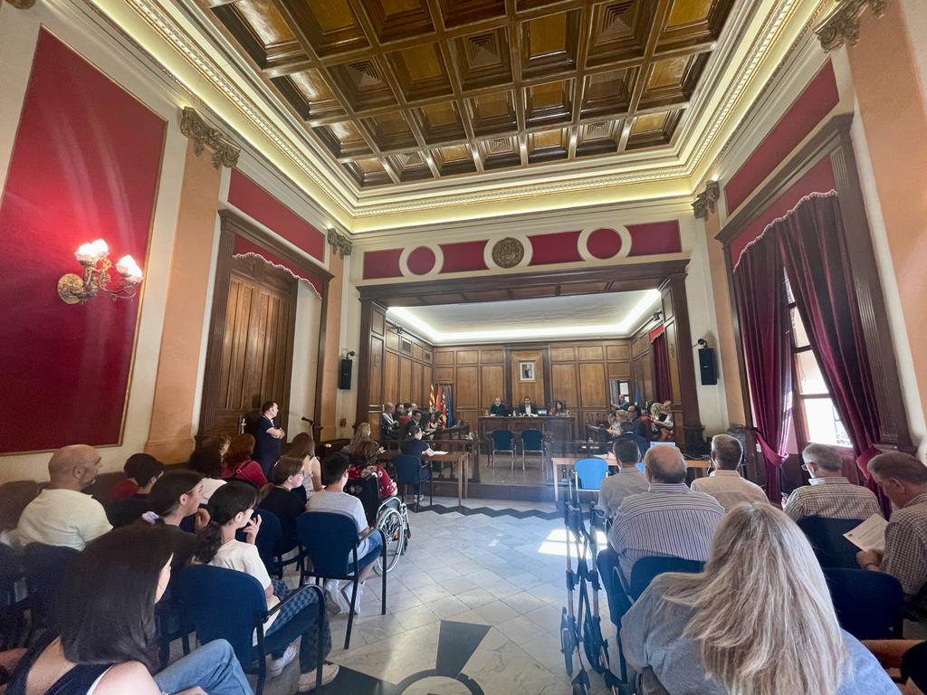 El salón de plenos del Ayuntamiento de Alcoy se ha llenado de escolares este viernes