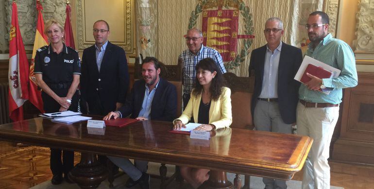 El alcalde y la concejala de Cultura y Turismo, acompañados por otros responsables municipales tras el balance de las fiestas