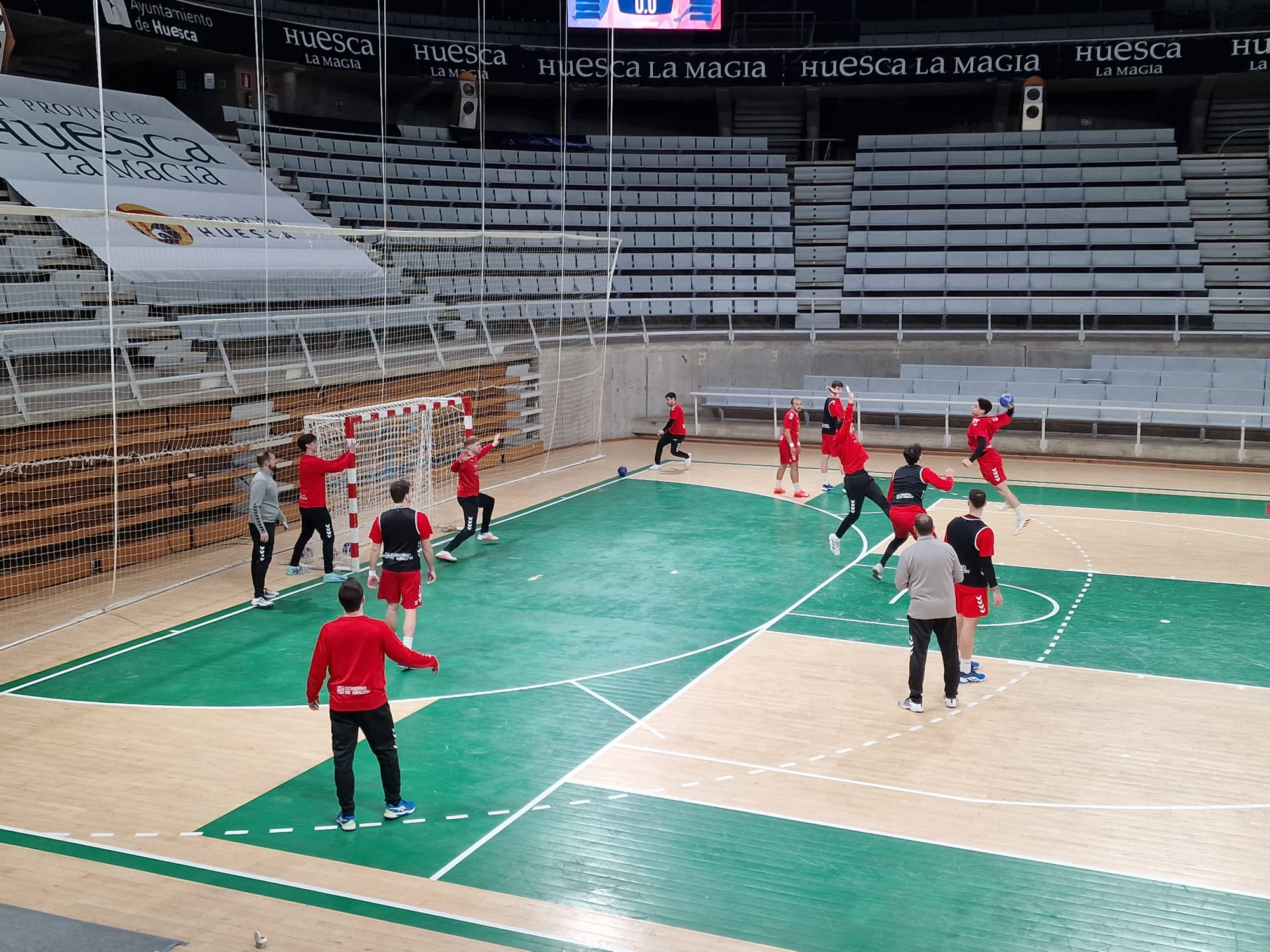 Bada Huesca durante un entrenamiento en el Palacio de los Deportes