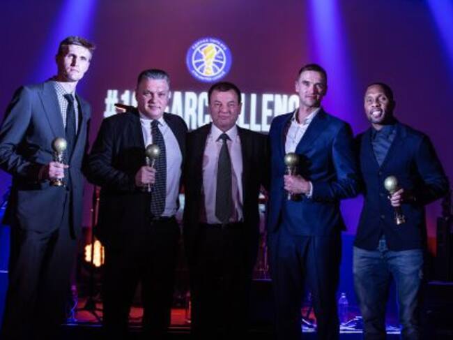 De izquierda a derecha, Kirilenko, Pashutin, Kushchenko (presidente de la VTB United League), Arbet y Rowland.