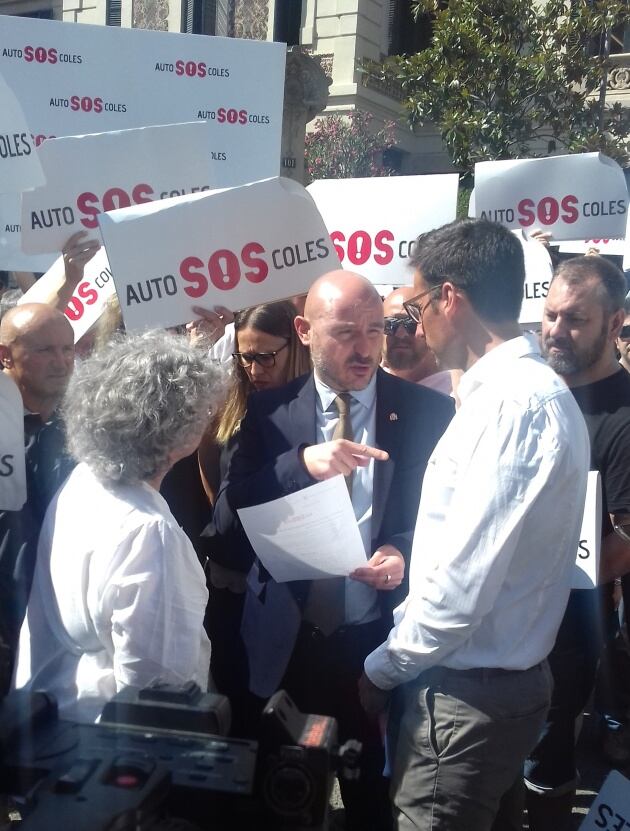 El subdelegat del govern de l'Estat a Barcelona, Carles Prieto, recollint el document dels concentrats