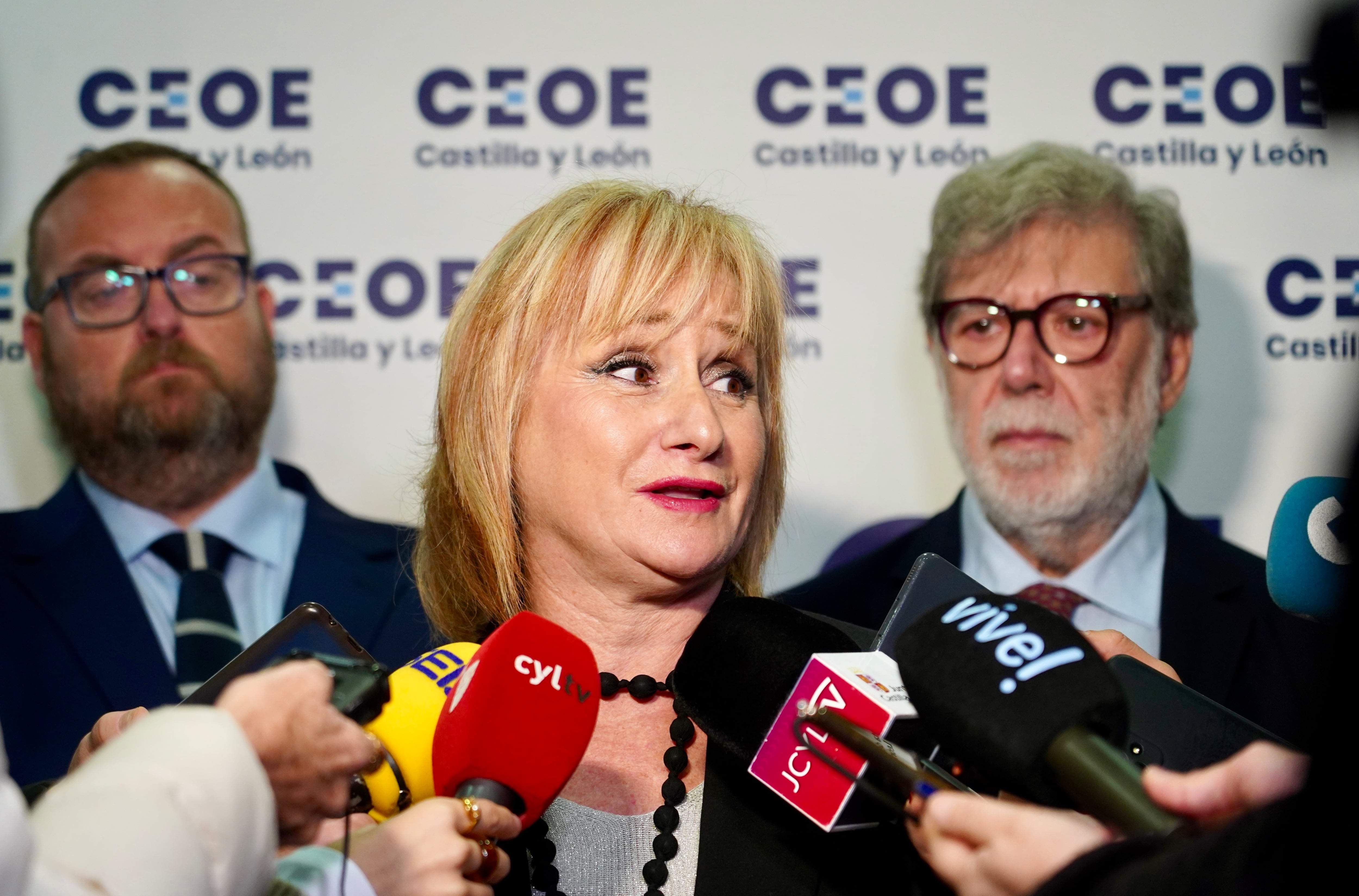 El presidente de CEOE en Castilla y León, Santiago Aparicio, y la consejera de Industria, Comercio y Empleo, Leticia García