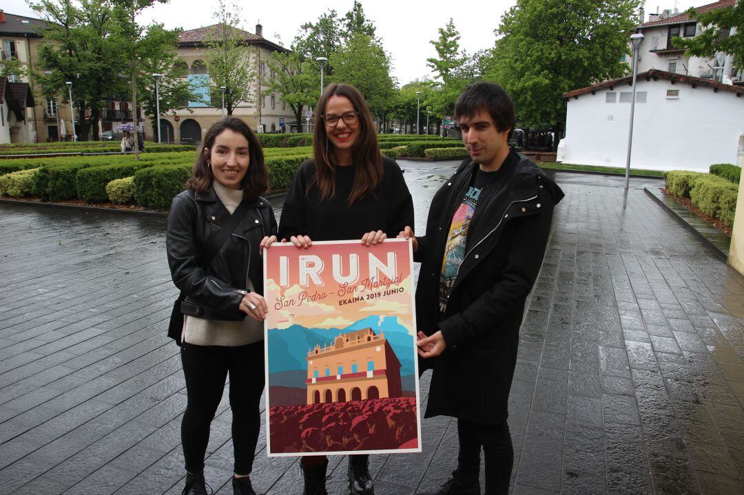 La delegada de Cultura, Juncal Eizaguirre, con Ana Eguiazabal y Alberto Calvo, los jovenes iruneses creadores del cartel ganador. 