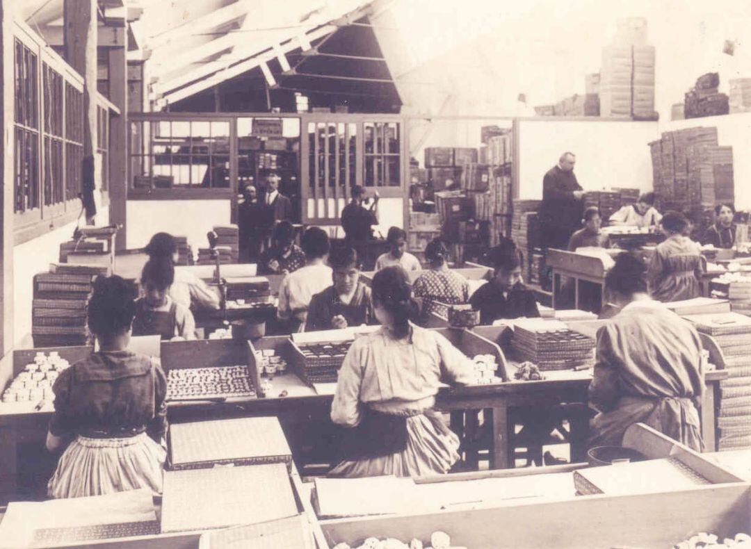 Mujeres trabajando en una fábrica.