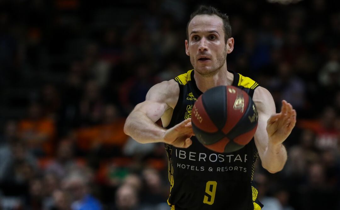 Marcelinho Huertas formará parte de la plantilla del Iberostar Tenerife durante la próxima temporada tras renovar con el club aurinegro de la ACB