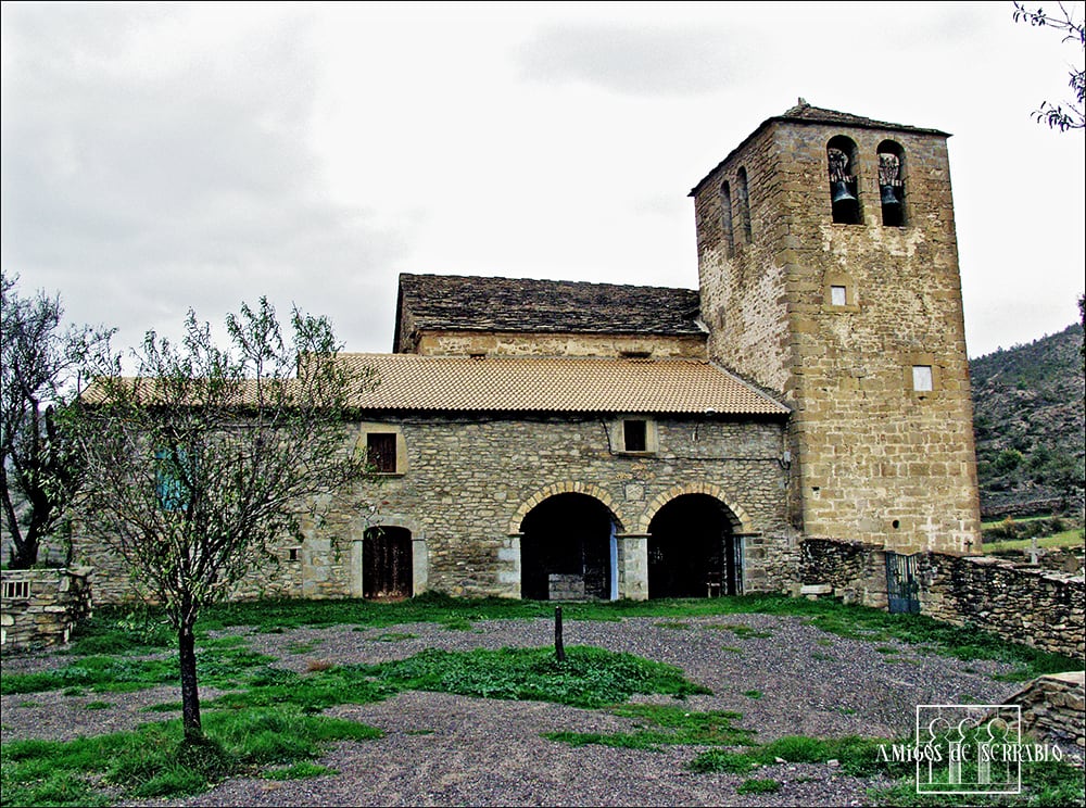 Las nuevas pinturas se encuentran en el pórtico externo de la iglesia de San Martín de Latre que puede verse en la imagen