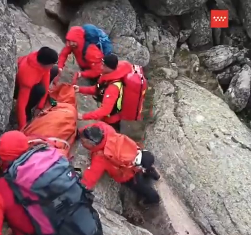 El GERA y una enfermera del SUMMA en el rescate de la mujer lesionada en La Cabrera.