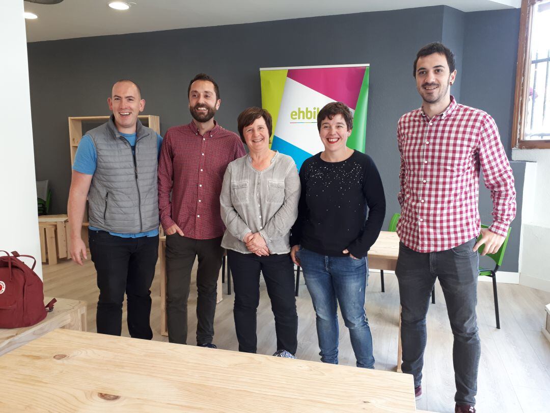 De izquierda a derecha, los miembros de EH Bildu Josu Cristobal, Gorka Errasti, Anafran Astigarraga, Leire Abanzabalegi e Iñaki Penedo