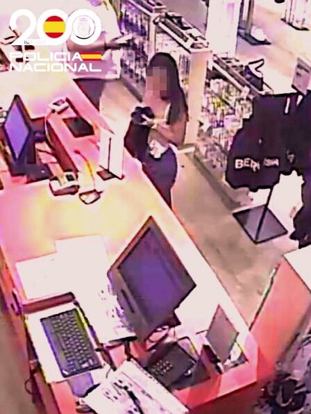 La hija de la cuidadora, también detenida por estafa, utilizó fraudulentamente las tarjetas para compras en comercios y otros servicios, al igual que su madre