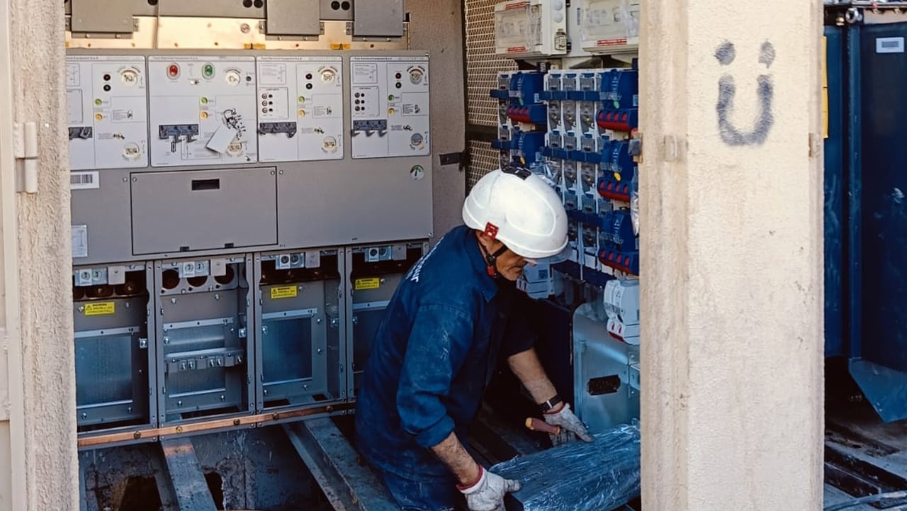 Un técnico de Endesa trabaja en el nuevo transformador eléctrico instalado en la zona de Las Flores de Pinos Puente (Granada)