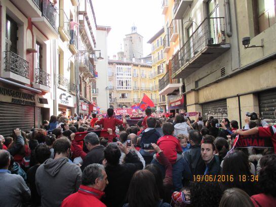 La calle Mercaderes repleta. Igual que un 6 de julio.