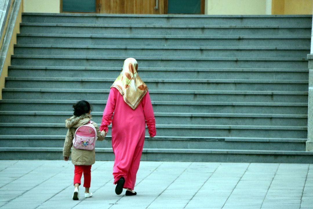 Una família anant a l&#039;escola