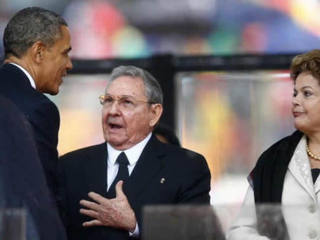 El presidente de los Estados Unidos, Barack Obama, estrecha la mano del presidente de Cuba, Raúl Castro durante el funeral por Nelson Mandela