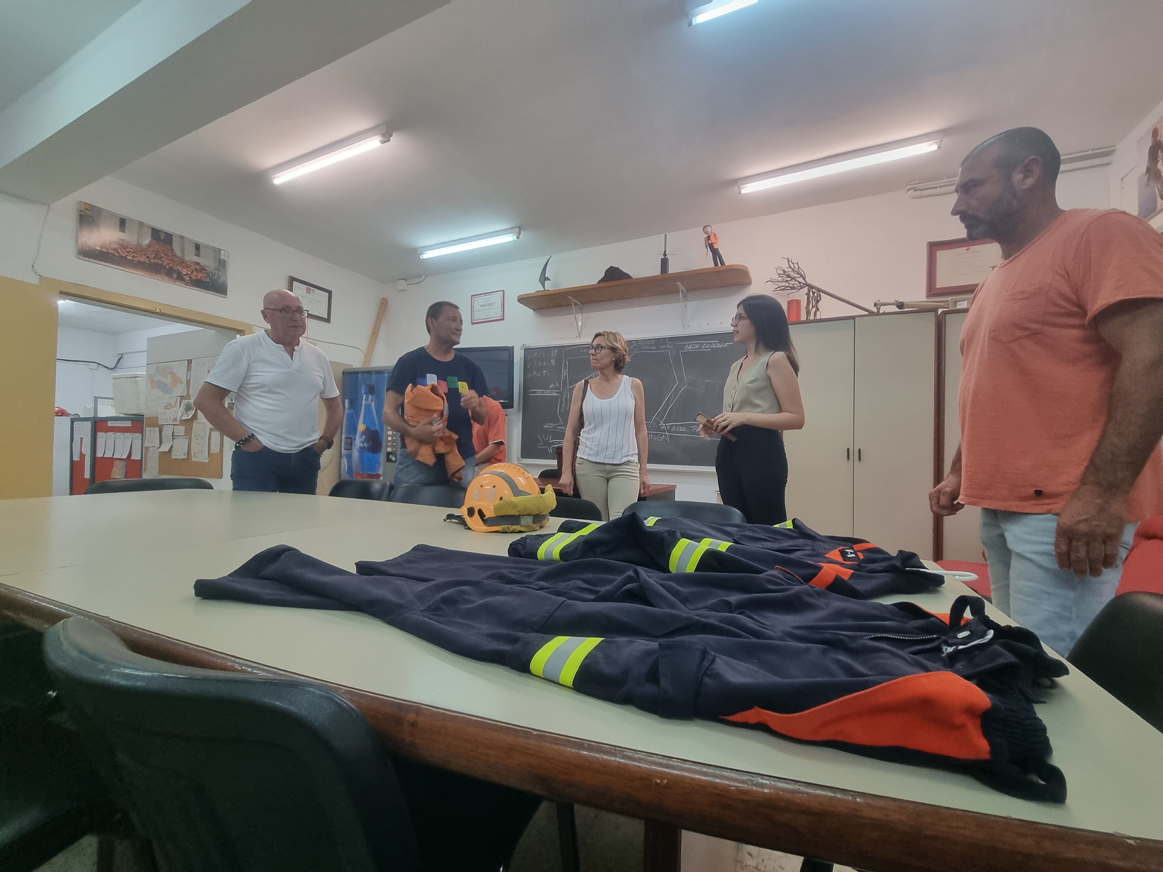 Visita de la alcaldesa de Xàbia y el concejal de Seguridad a la agrupación local de Protección Civil.