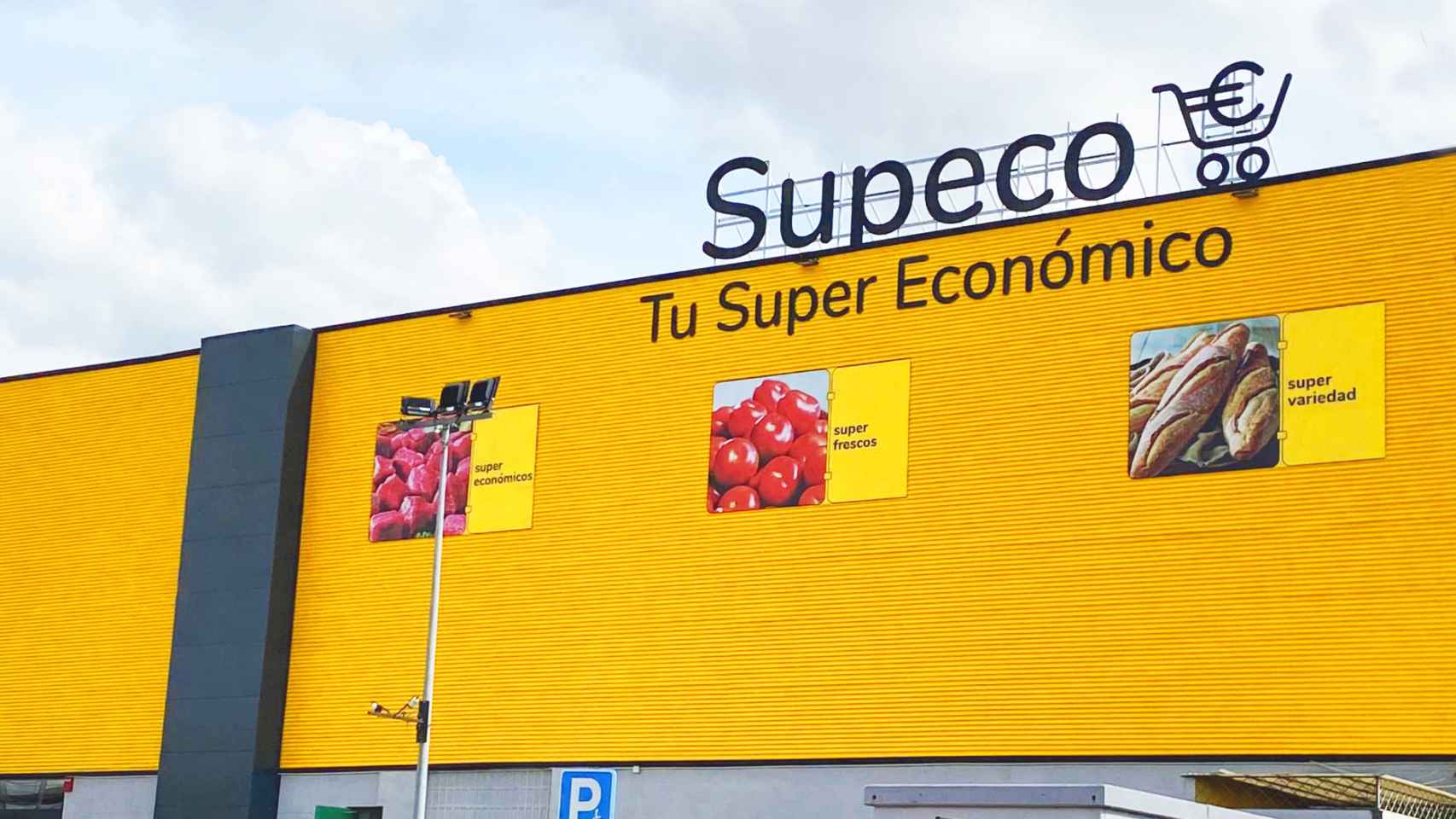 Imagen de archivo de la fachada de un supermercado Supeco en España