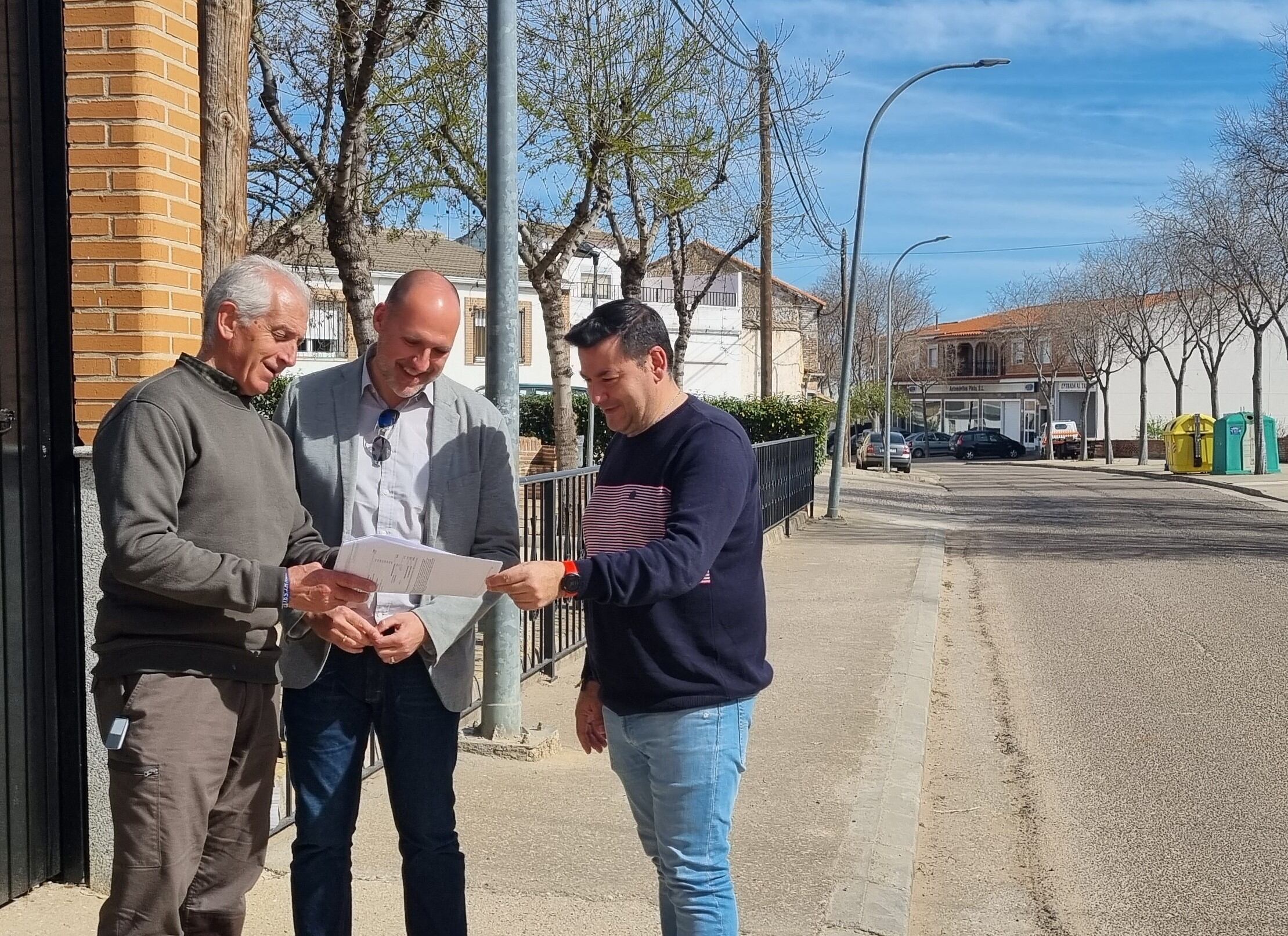 David Gómez en su visita a los Navalmorales Junto al alcalde del municipio Antonio Talavera