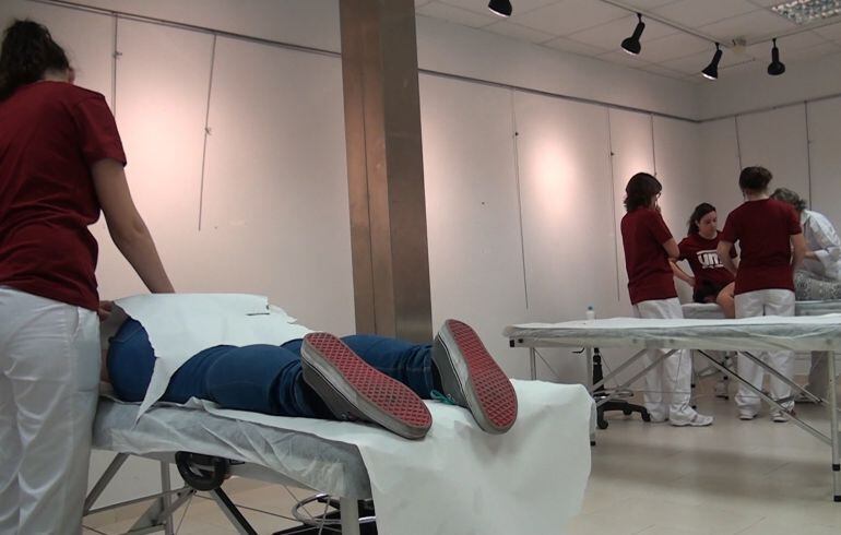 En el Centro del Cofrade se atiende a los costaleros