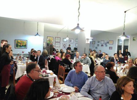 Los asistentes a la cena escuchan las palabras de bienvenida del director del IES Castillo de la Yedra