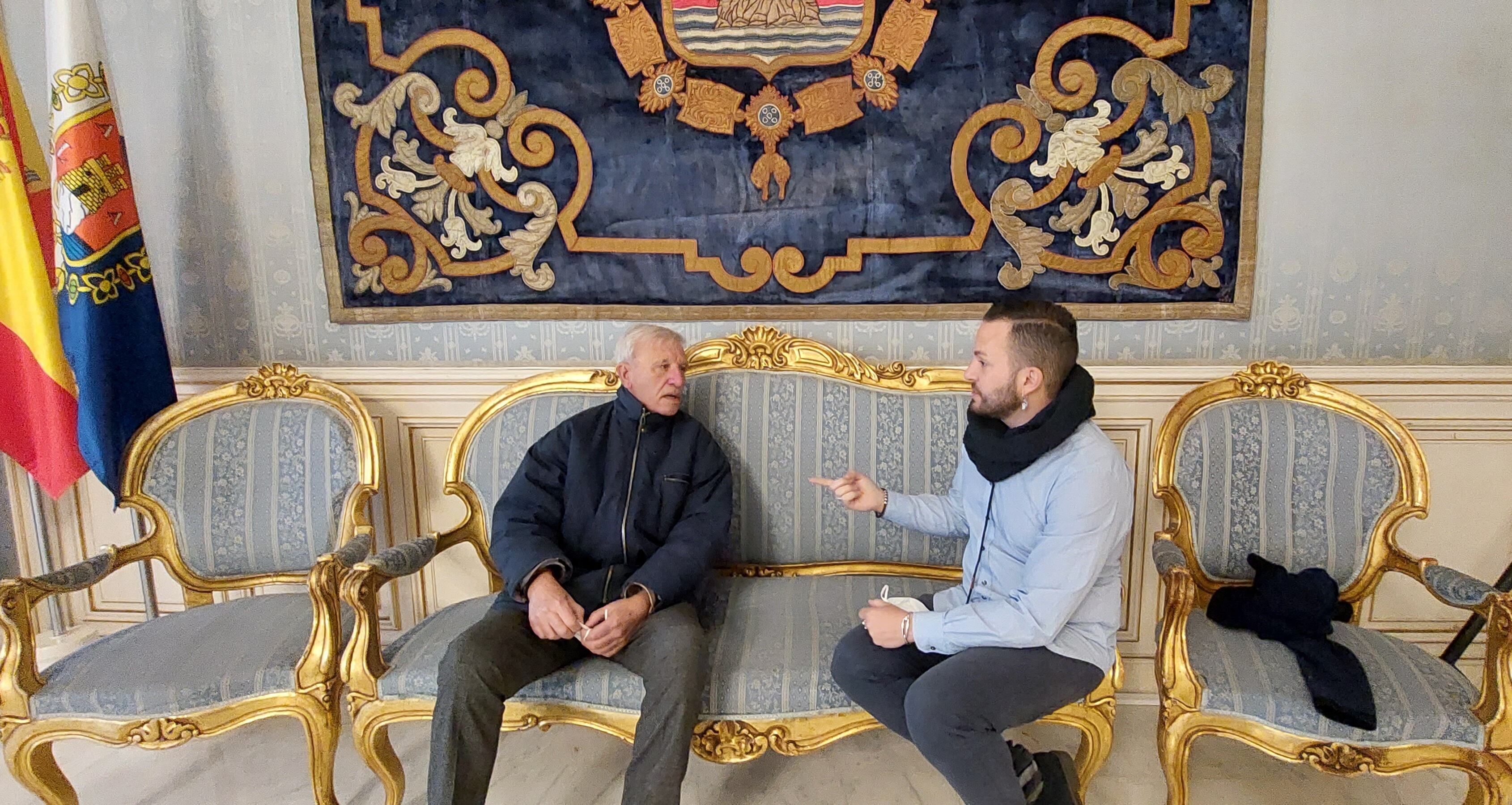 El presidente de la Asociación de Afectados por la Burocracia Digital, José Luis Gómez, junto al edil de Compromís, Rafa Mas