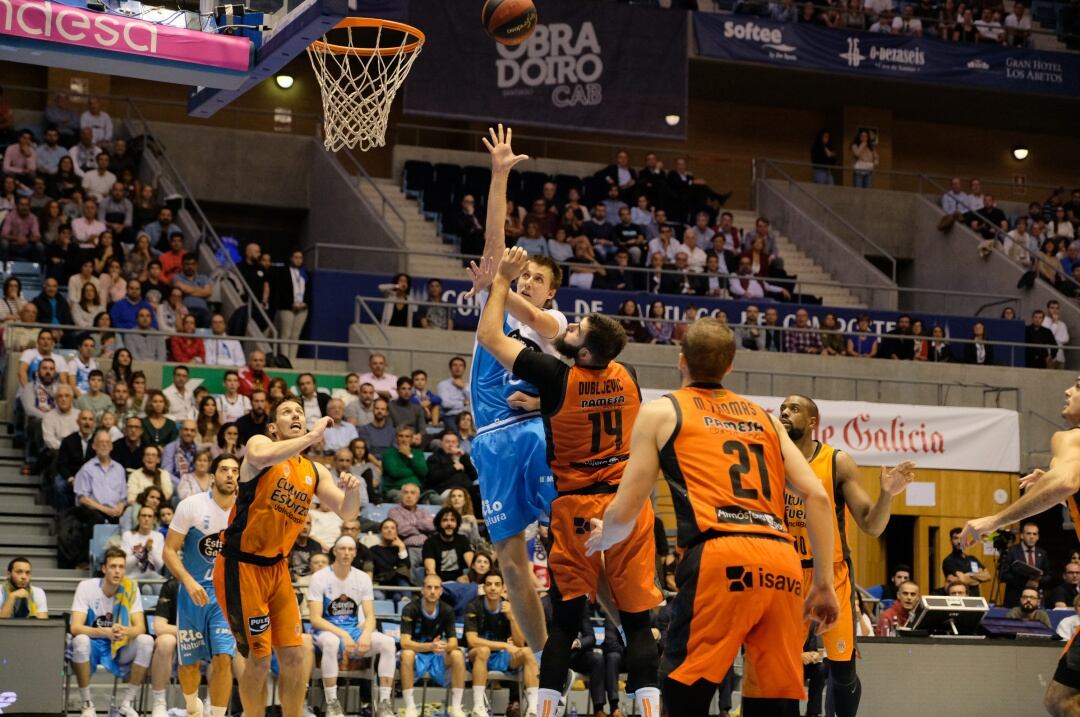 Vladimir Brodzyanski lanza a canasta en el partido de la primera vuelta ante Valencia Basket