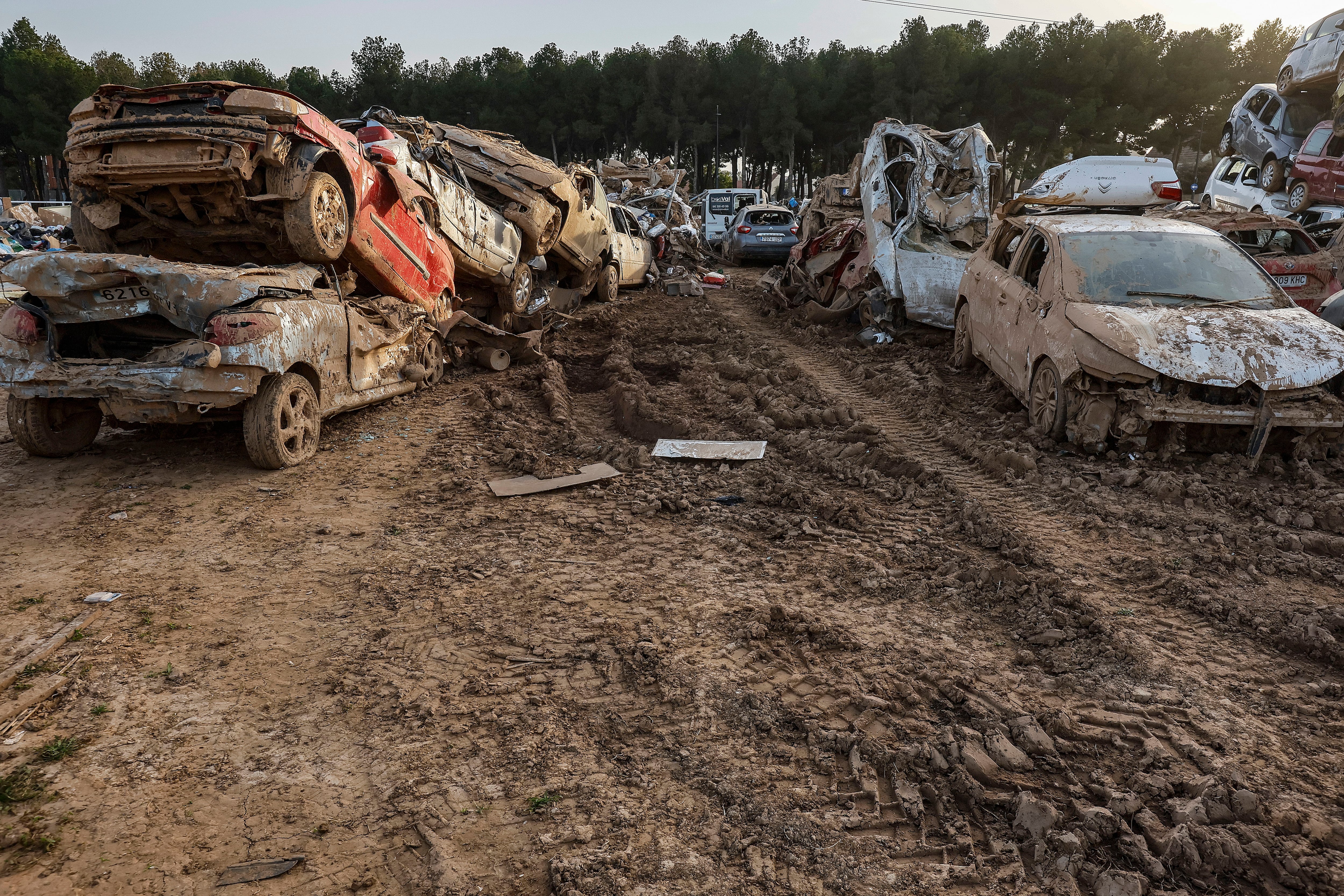 -Inicio del proceso de recogida y traslado desde Paiporta  a una cantera de Picassent de los coches destrozados como consecuencia del paso de la DANA.