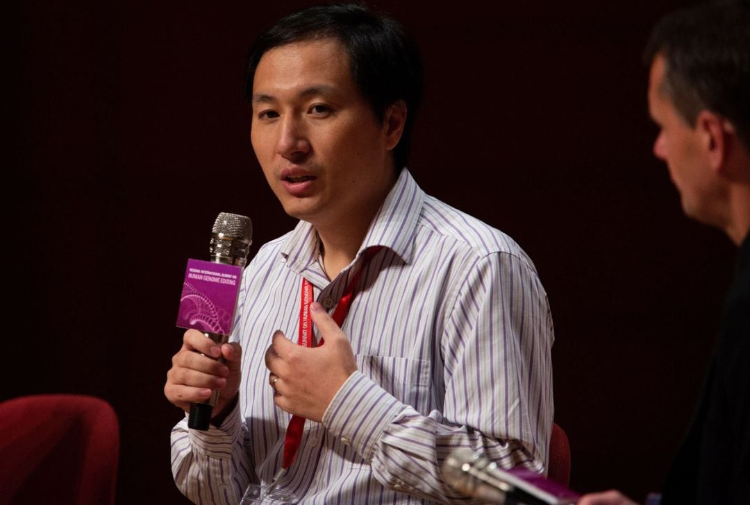 El científico chino He Jiankui defiende su trabajo en una mesa redonda celebrada en el ámbito de la II cumbre internacional sobre Edición del Genoma Humano en la Universidad de Hong Kong (China).